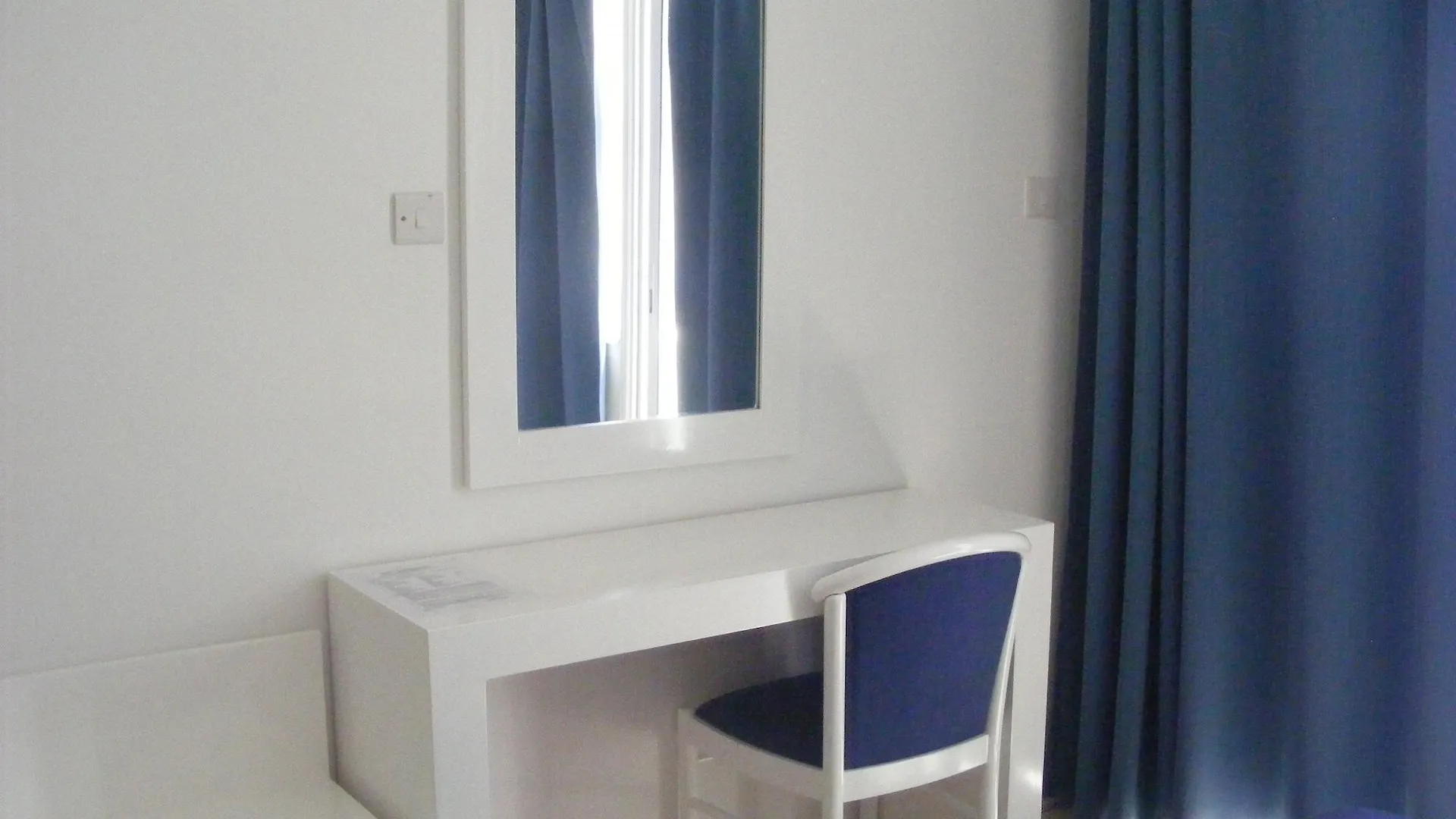 Sun Hall Beach Apartments Lárnaca